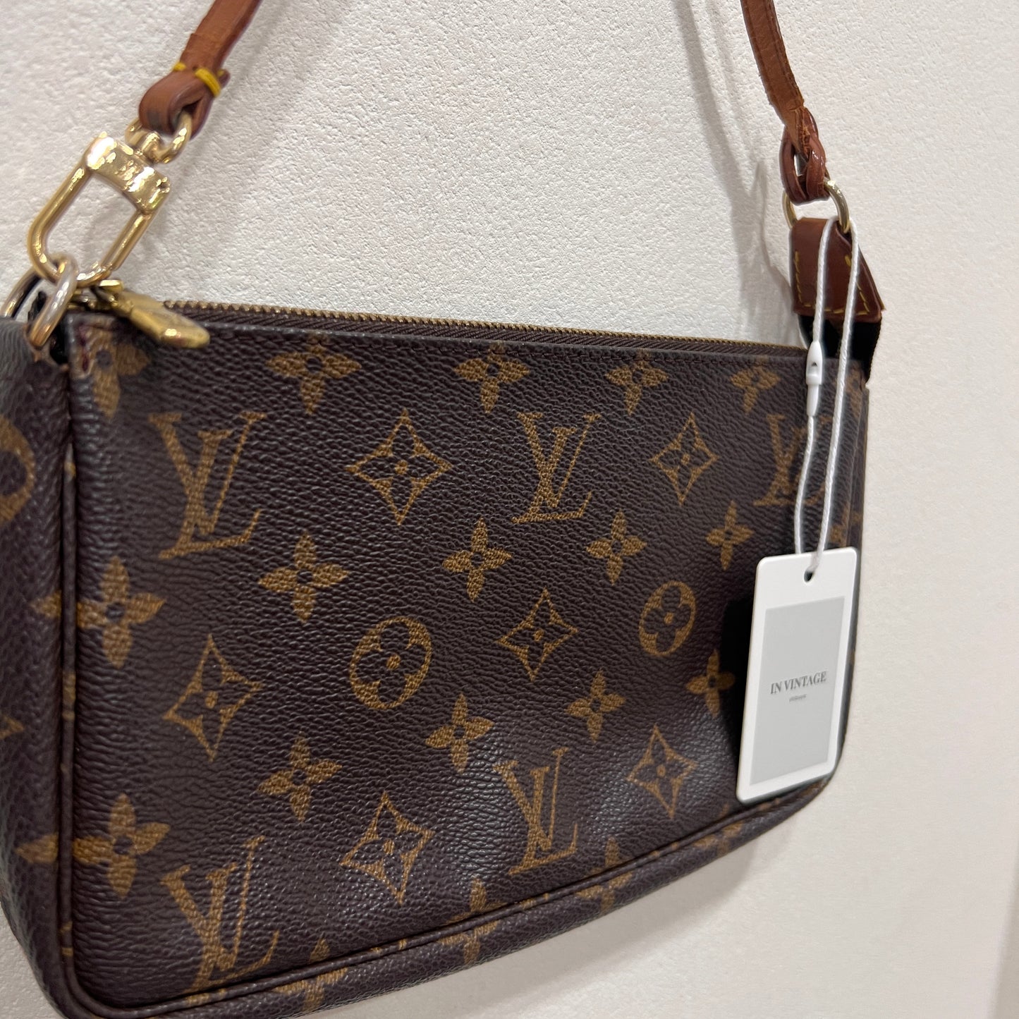 LOUIS VUITTON Accessory Pochette (28-5)