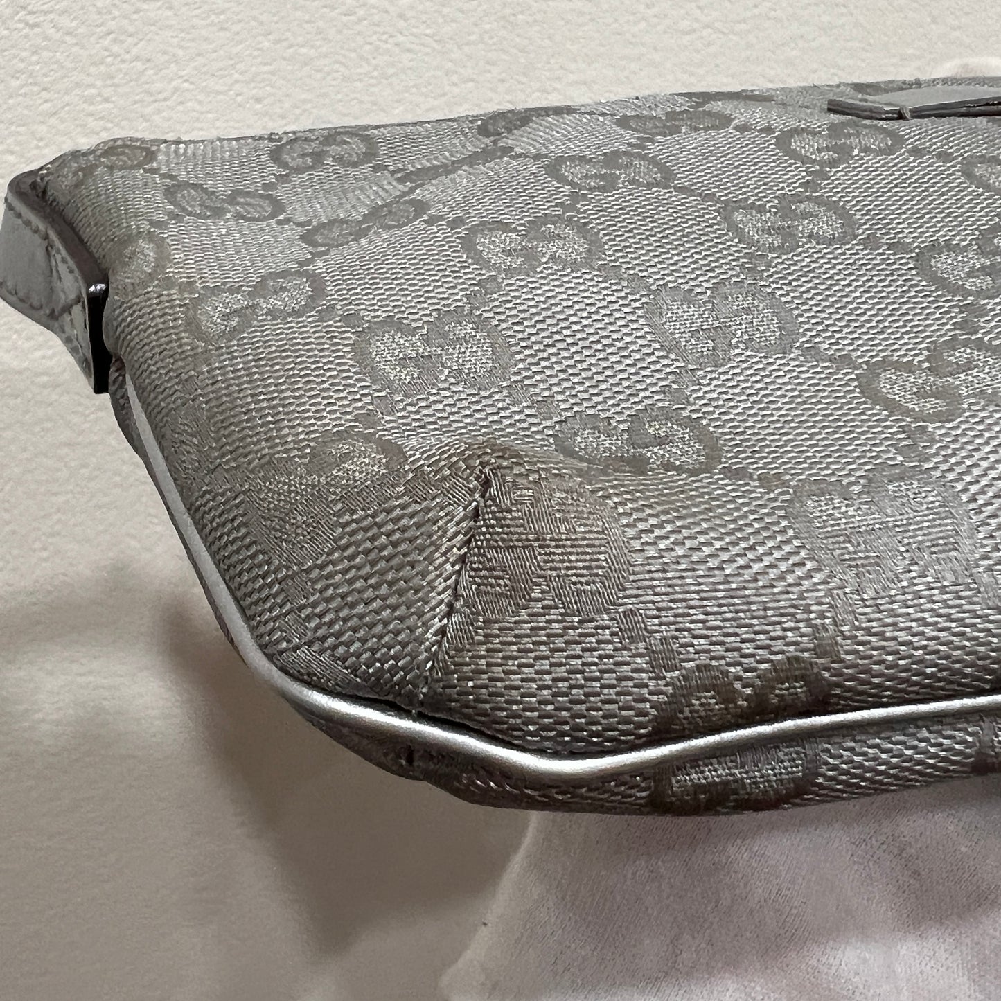 GUCCI Silver/Gray Shoulder Bag