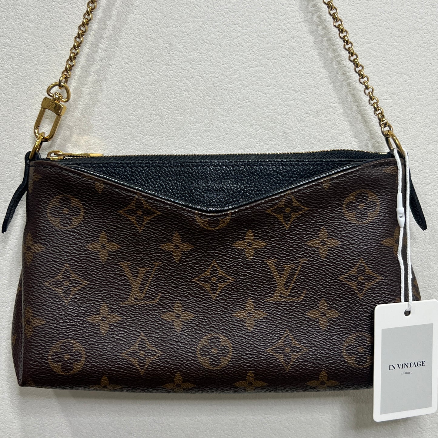 LOUIS VUITTON Pallas Clutch Black