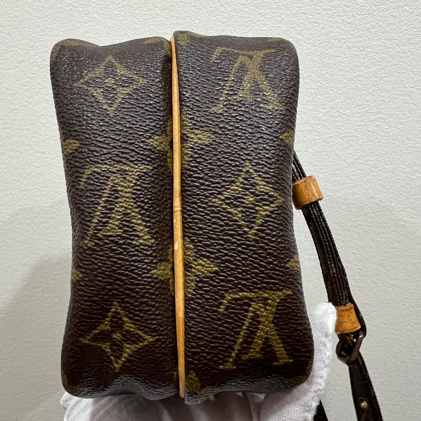 LOUIS VUITTON Crossbody
