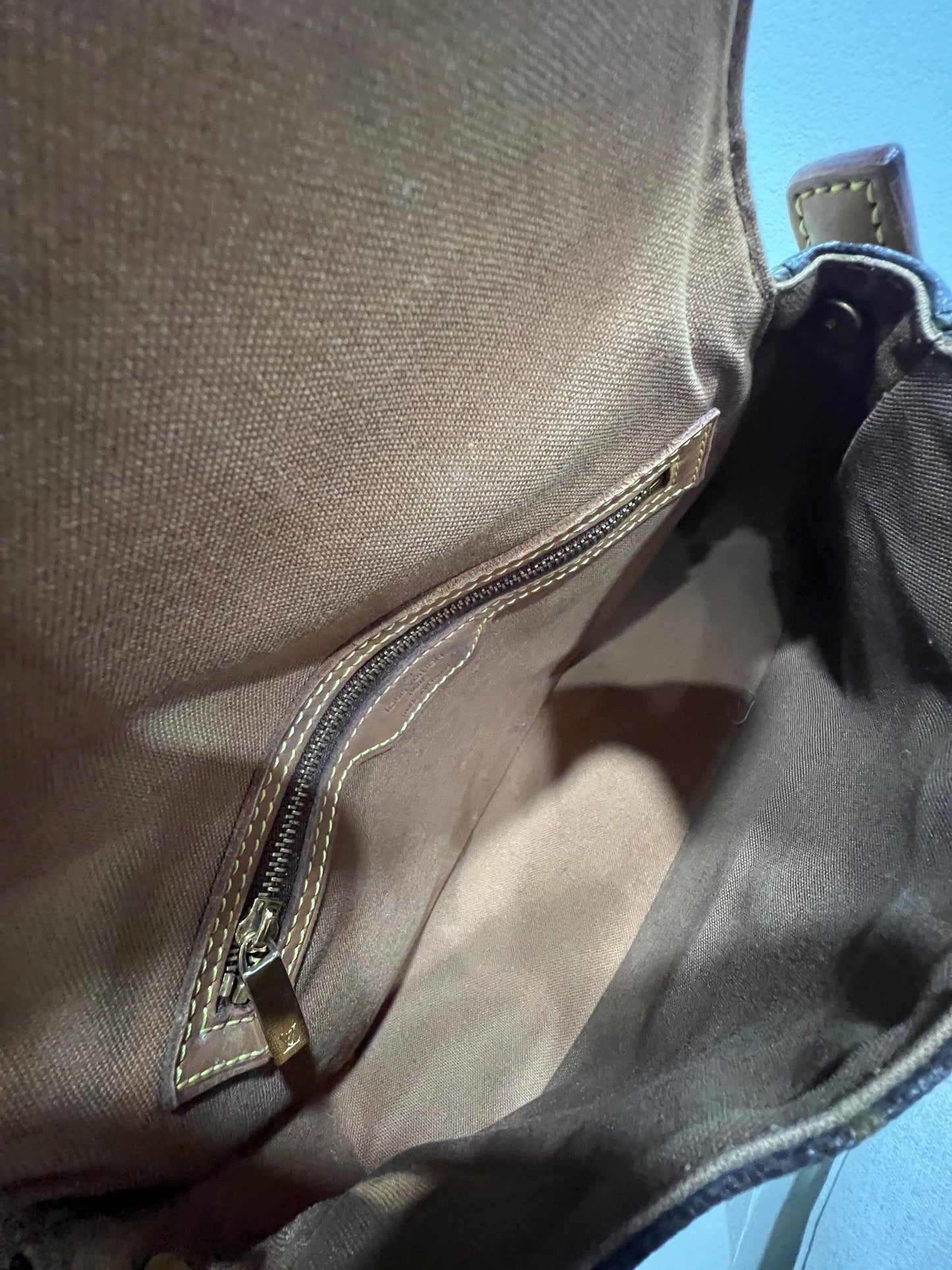 LOUIS VUITTON Shoulder Bag