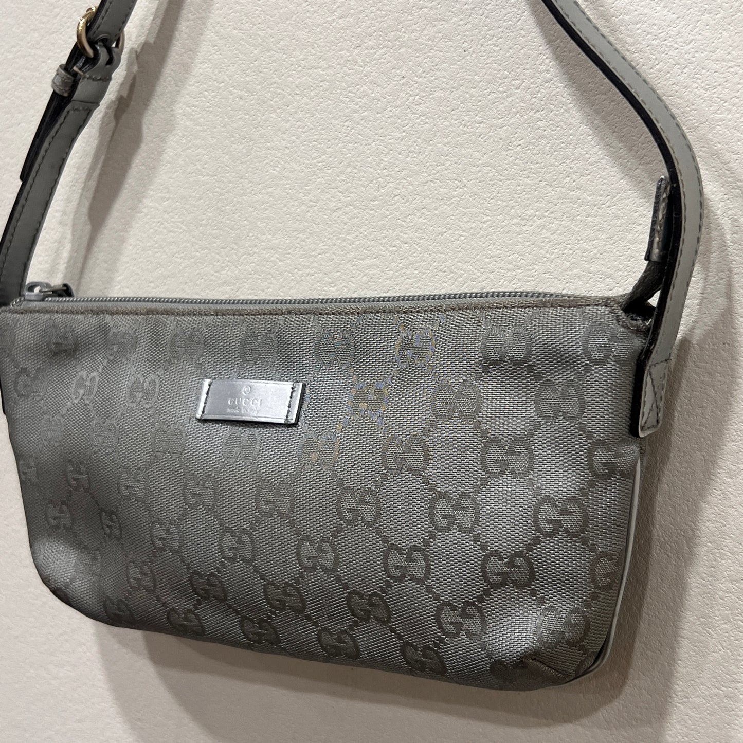 GUCCI Silver/Gray Shoulder Bag