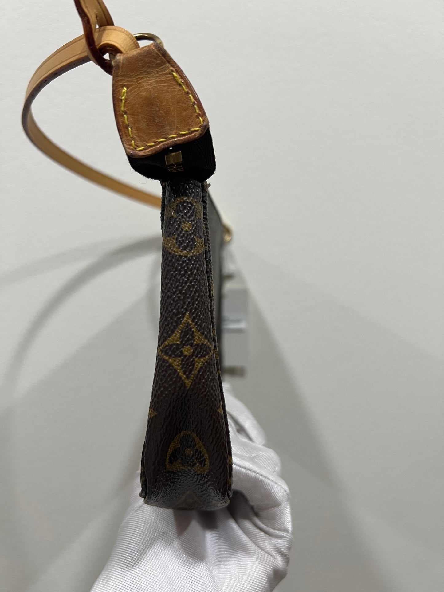 LOUIS VUITTON POUCHETTE