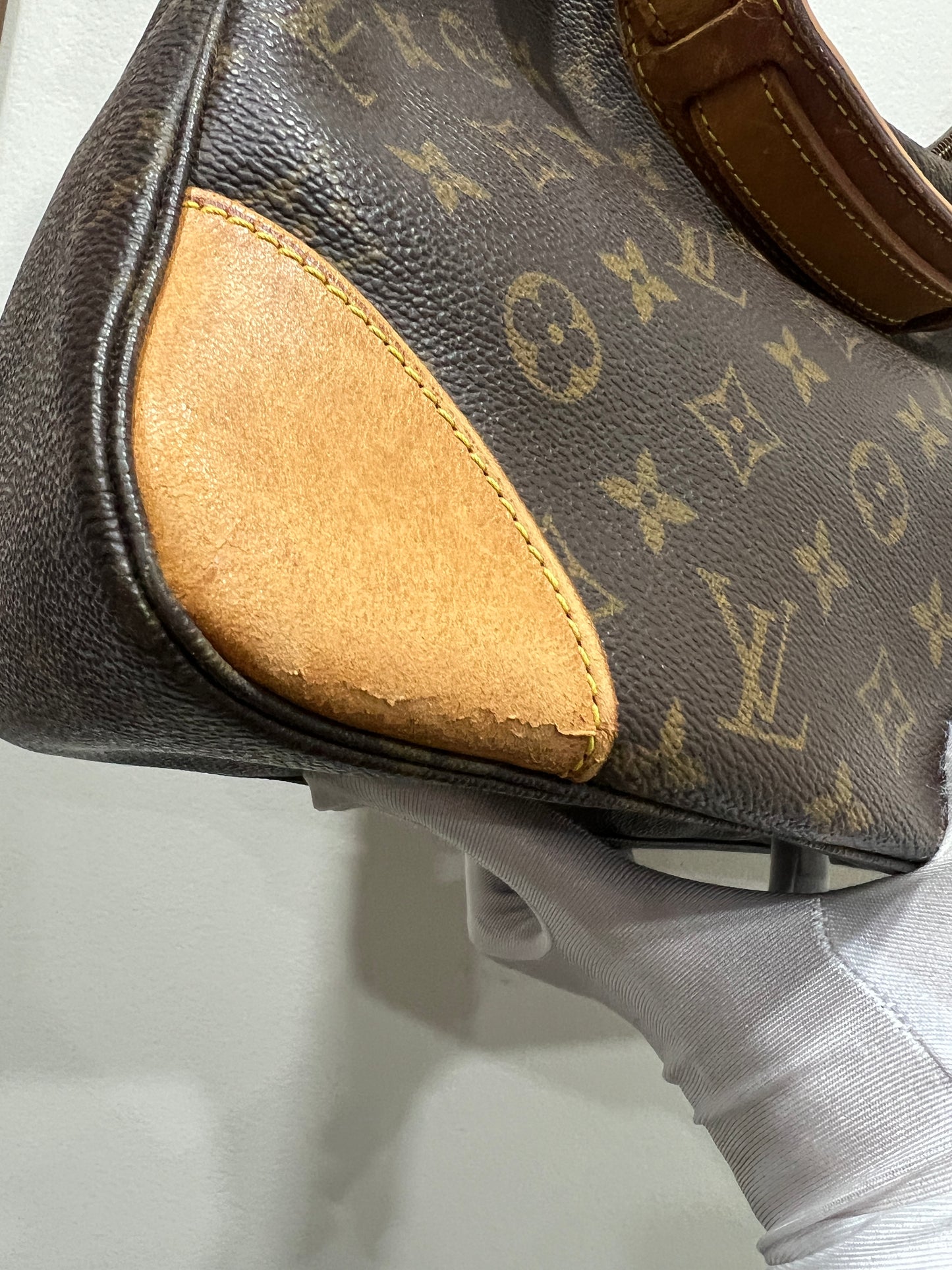 LOUIS VUITTON Boulogne 30 Shoulder bag