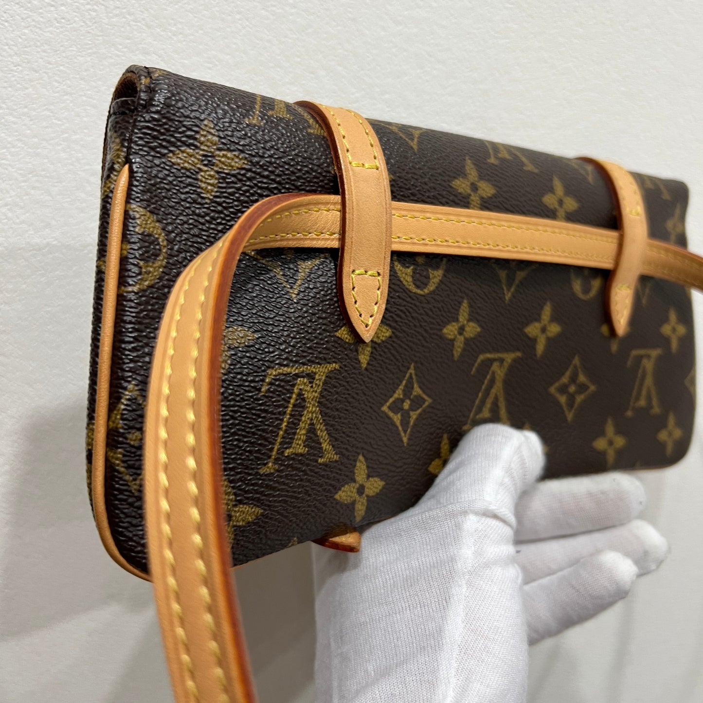 LOUIS VUITTO Belt Bag