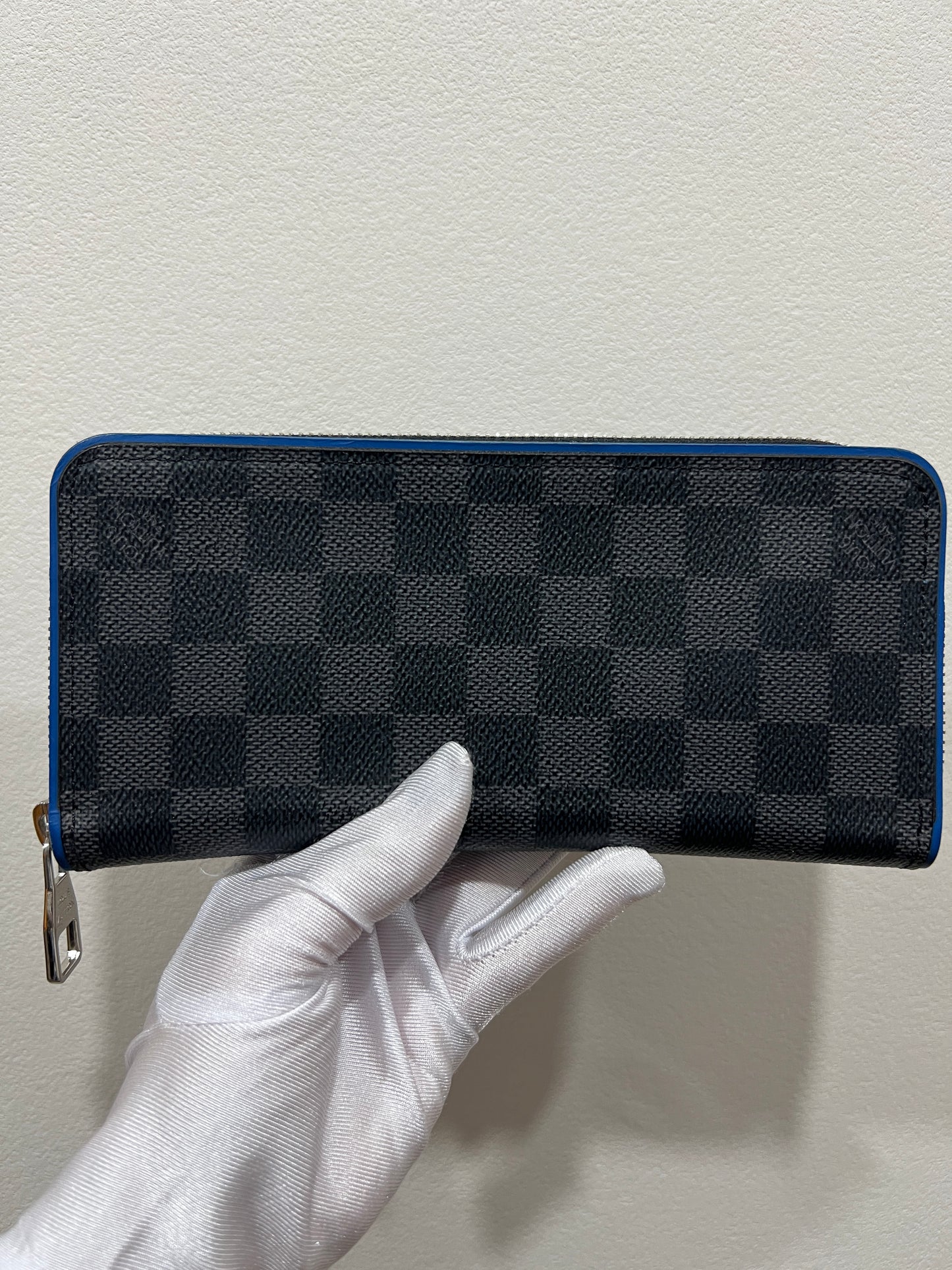 LOUIS VUITTON Damier Graphite Zippy Vertical