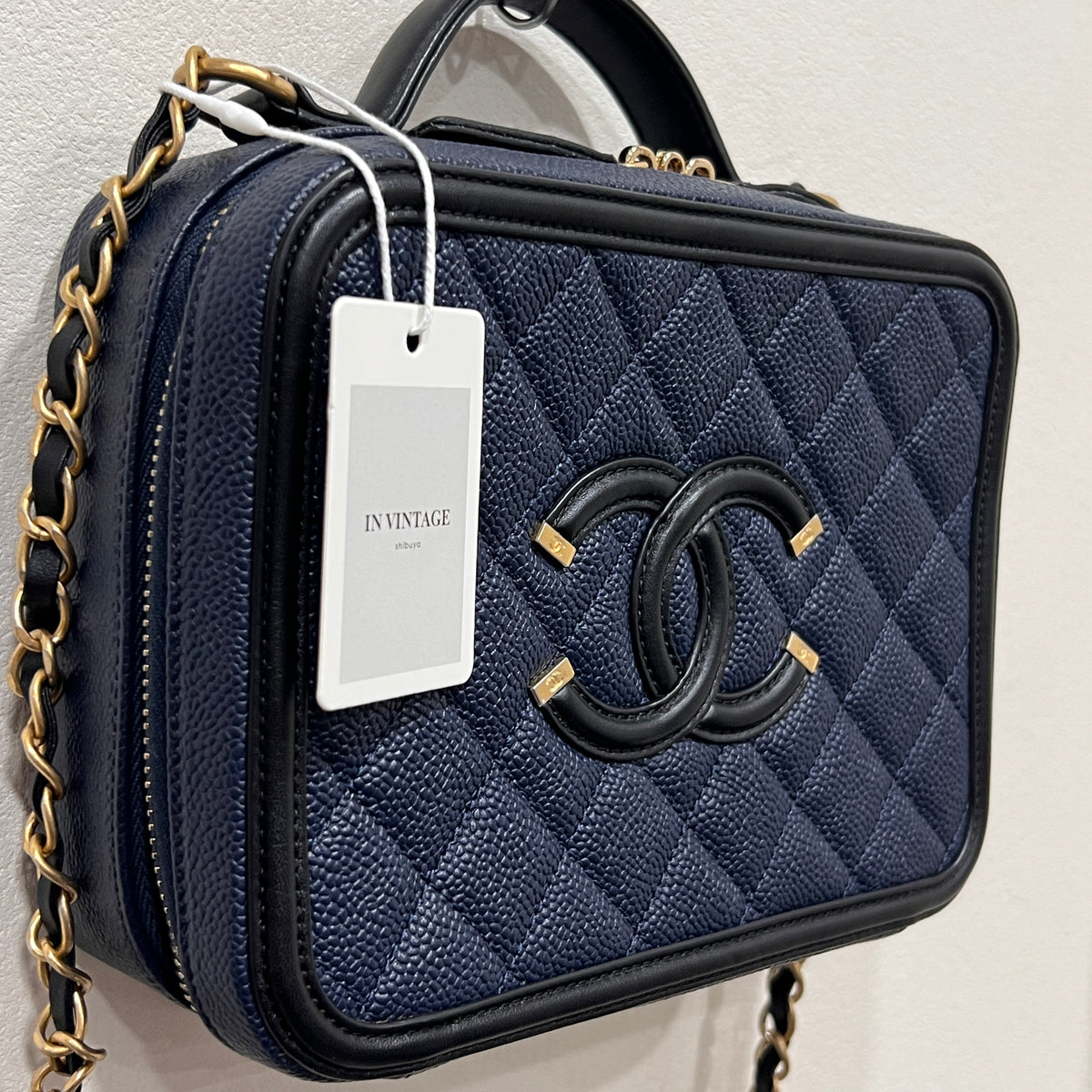 CHANEL CC Filigree Vanity Case Quilted Caviar Medium