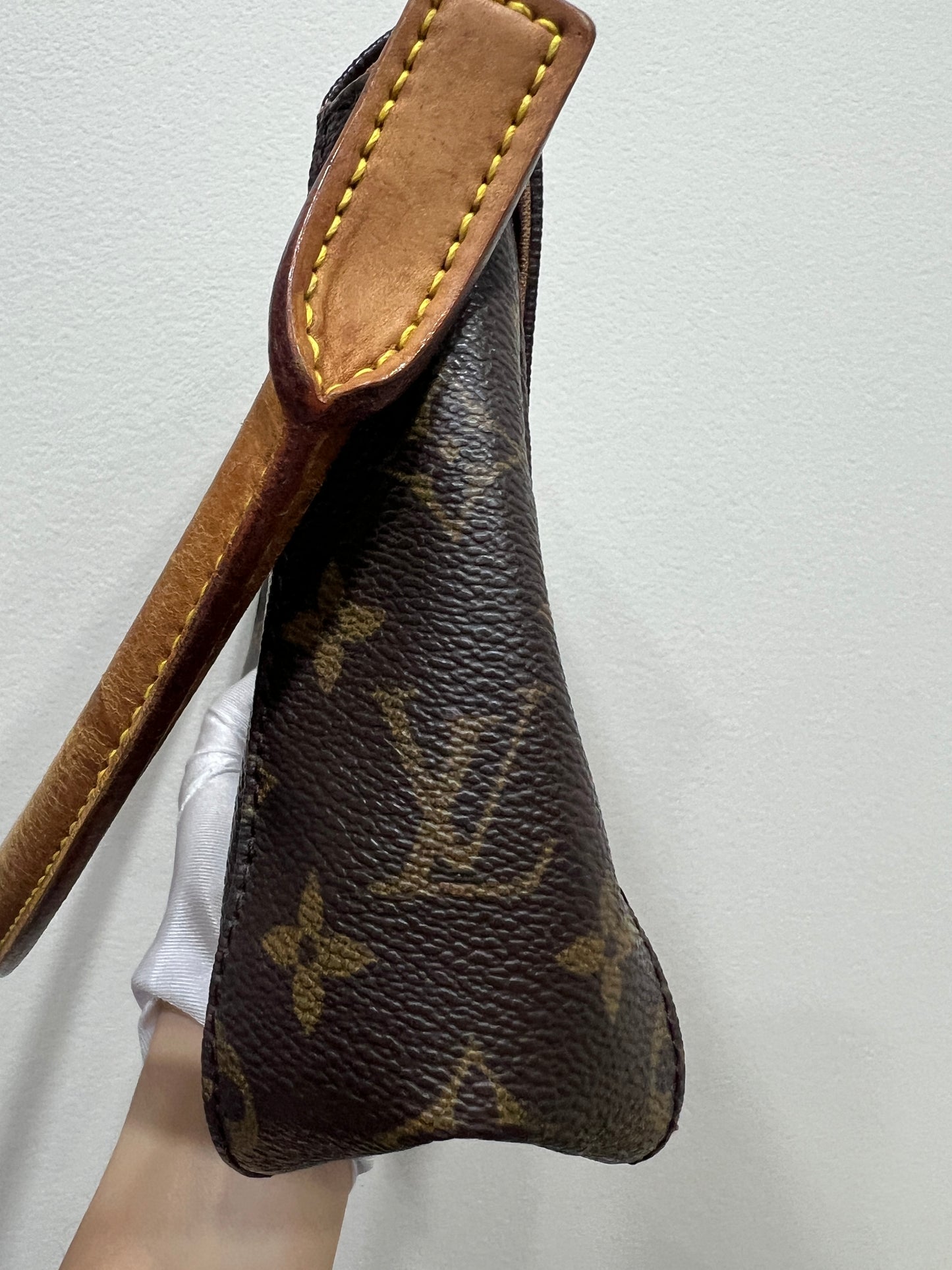 LOUIS VUITTON Shoulder Bag