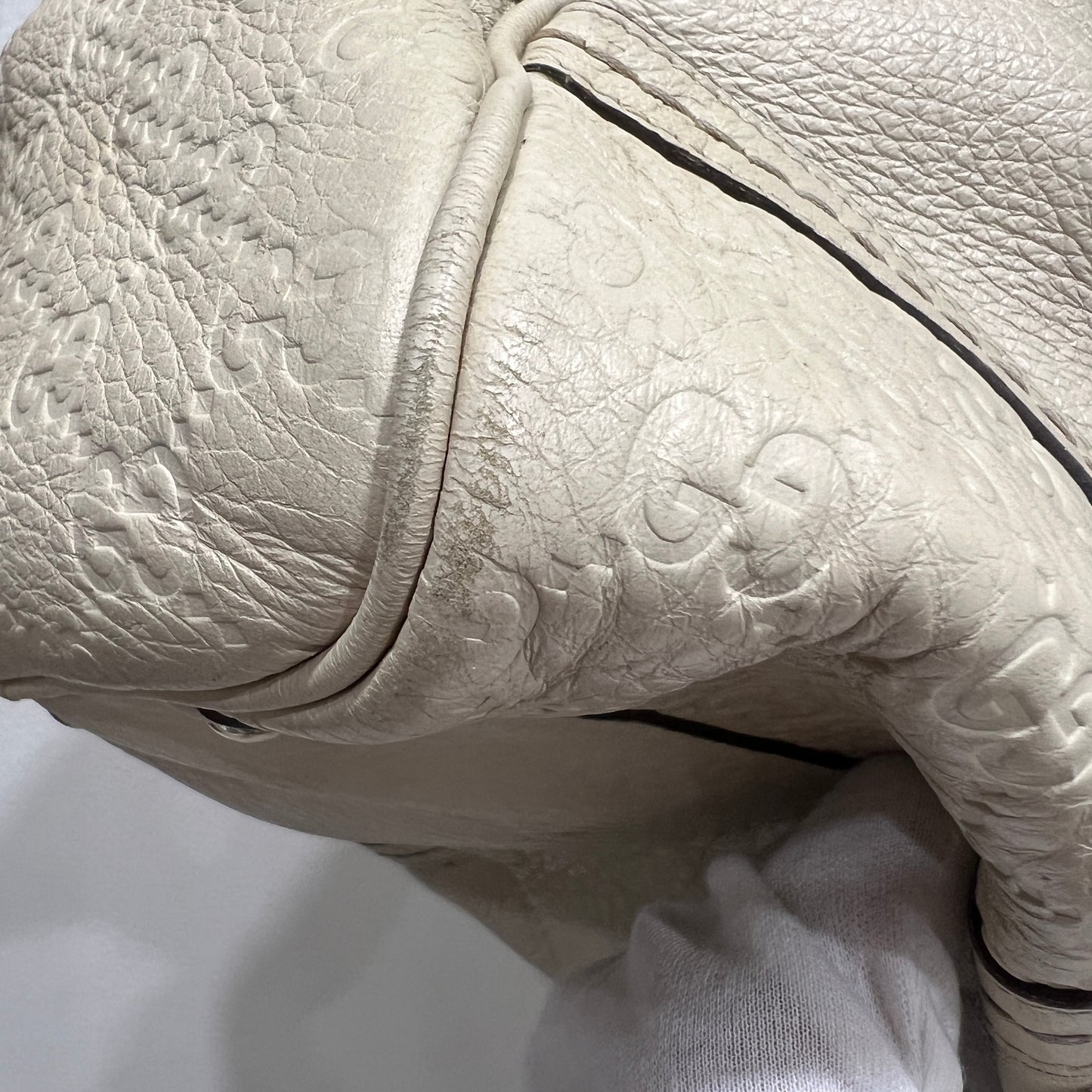 GUCCI Cream Leather Guccissima Signoria Medium Dome