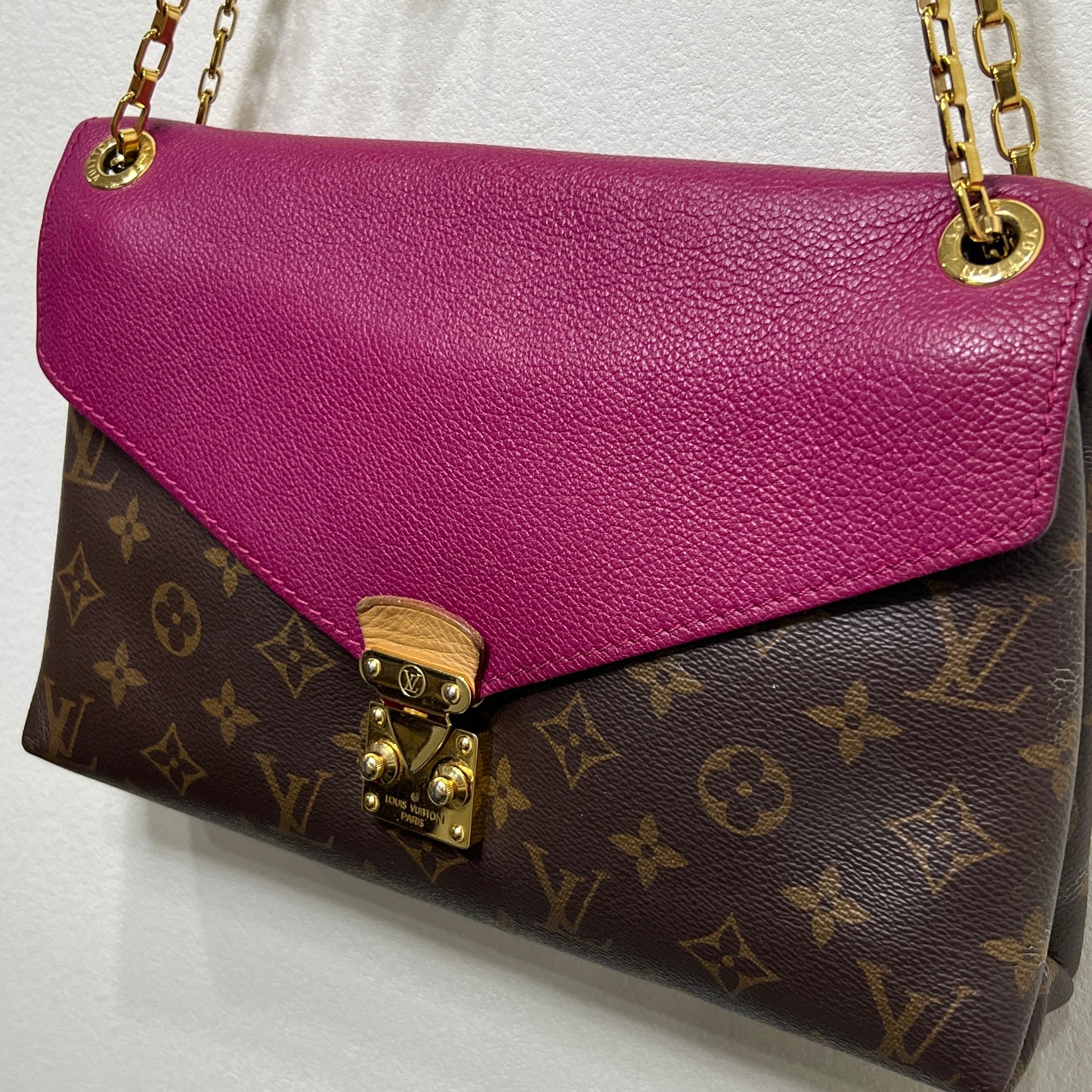 LOUIS VUITTON Pallas Chain Bag