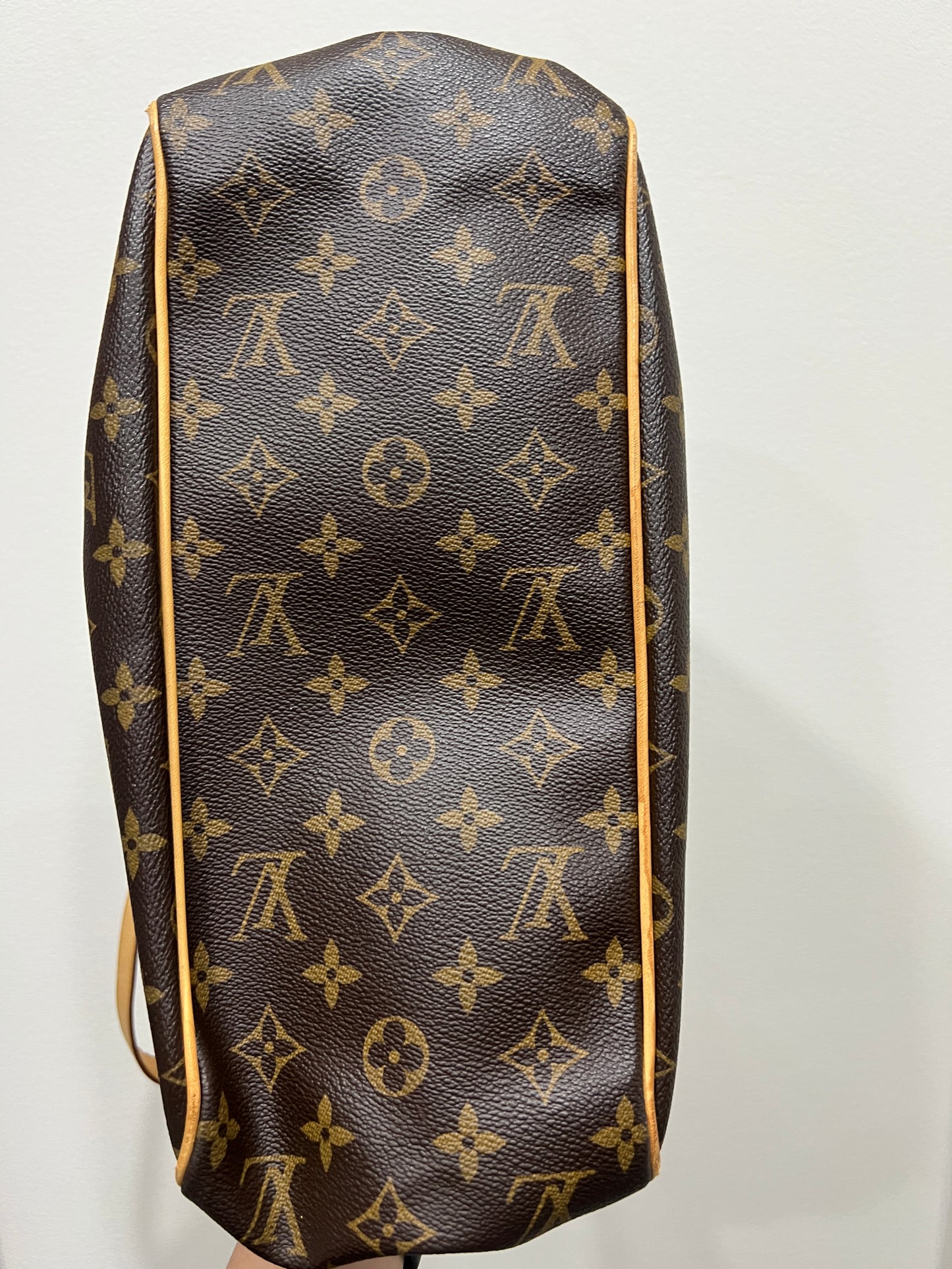 LOUIS VUITTON BATIGNOLLES Vertical Tote Bag