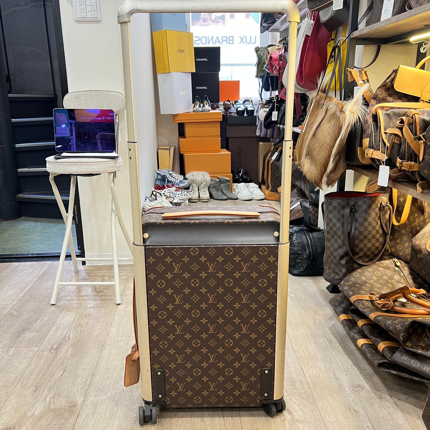 LOUIS VUITTON Horizon 55 suitcase