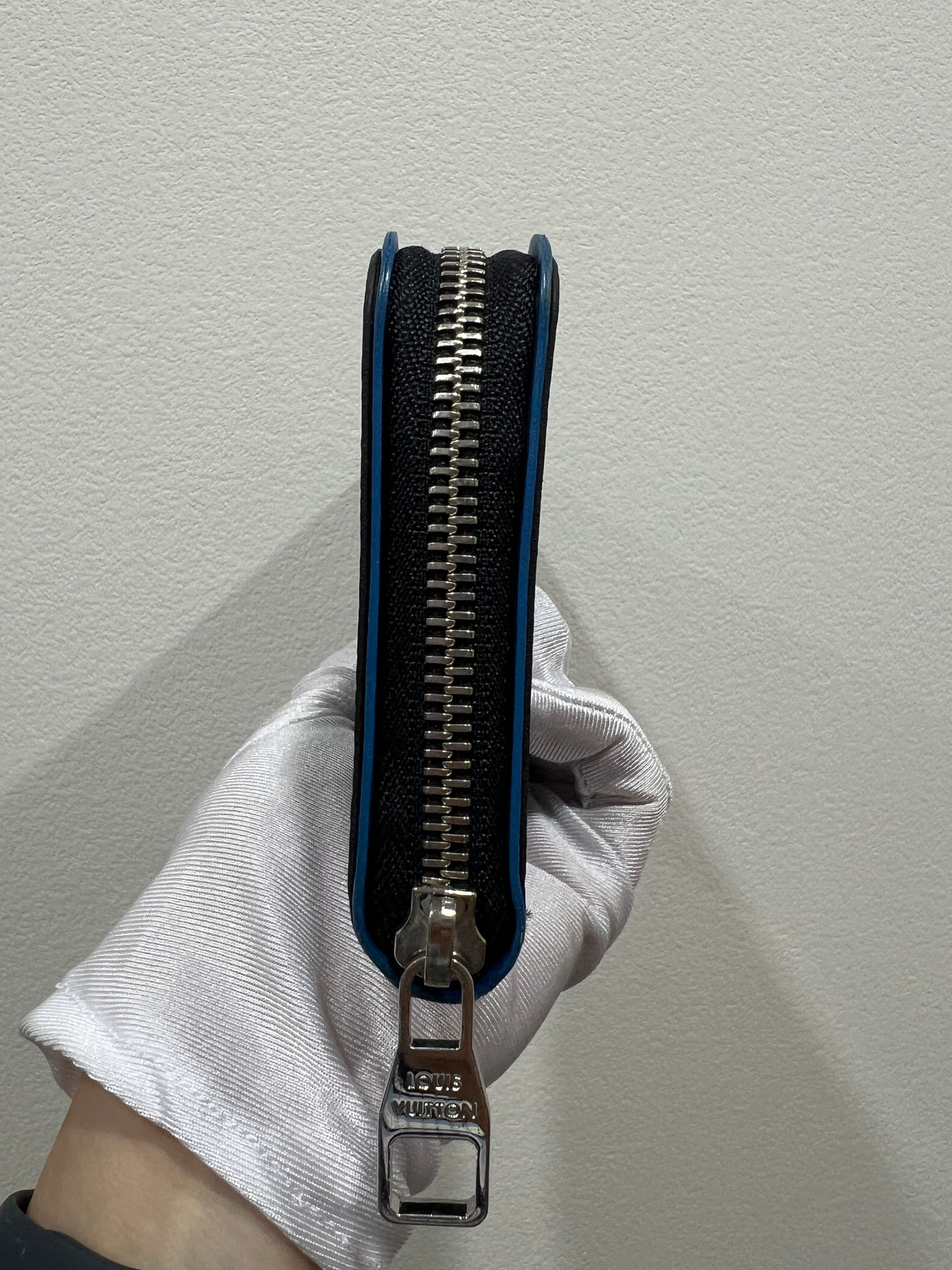 LOUIS VUITTON Damier Graphite Zippy Vertical