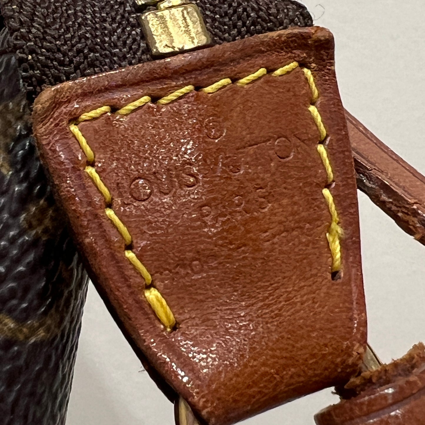 LOUIS VUITTON Accessory Pochette (28-5)