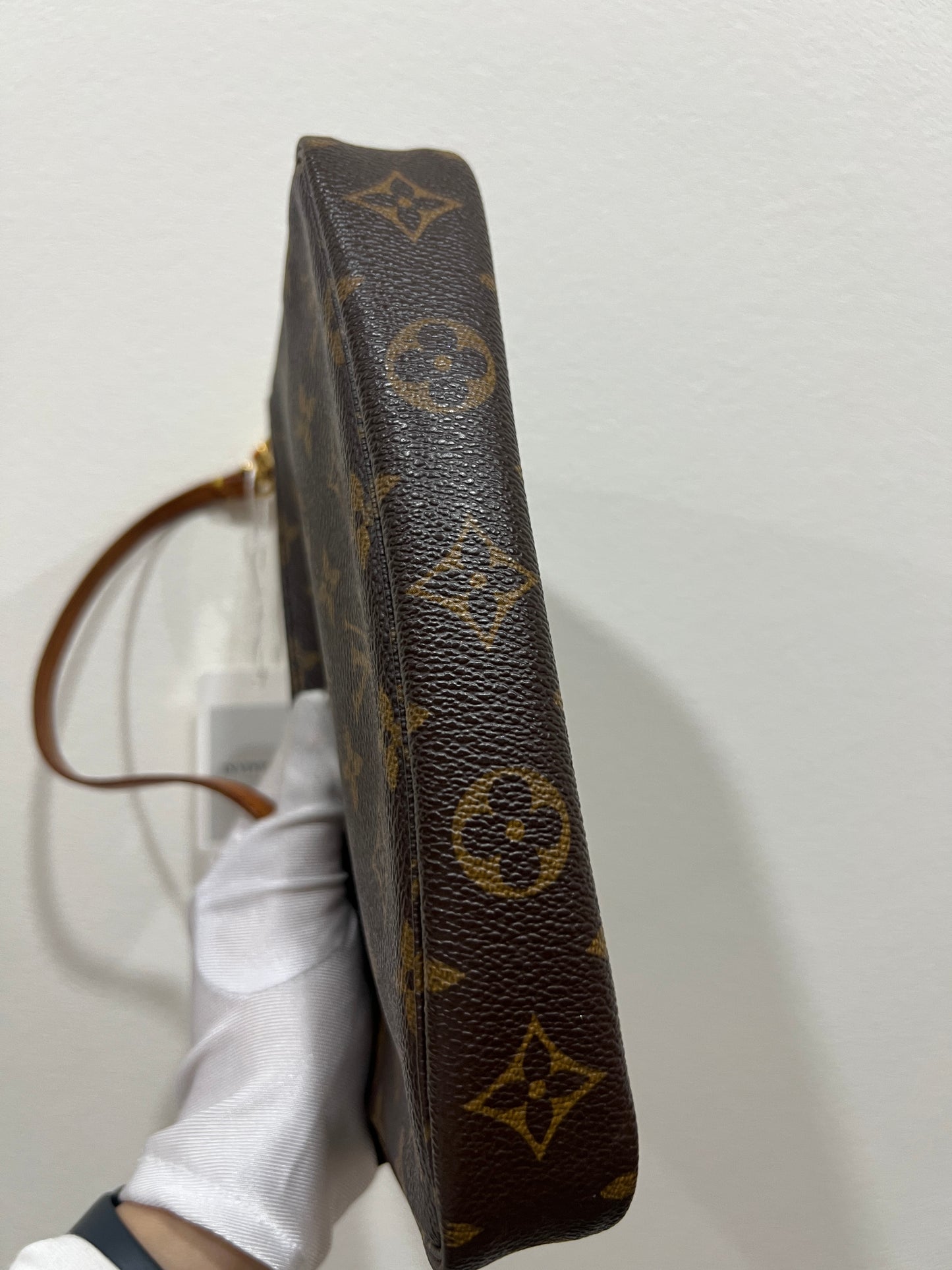 LOUIS VUITTON Pouchette