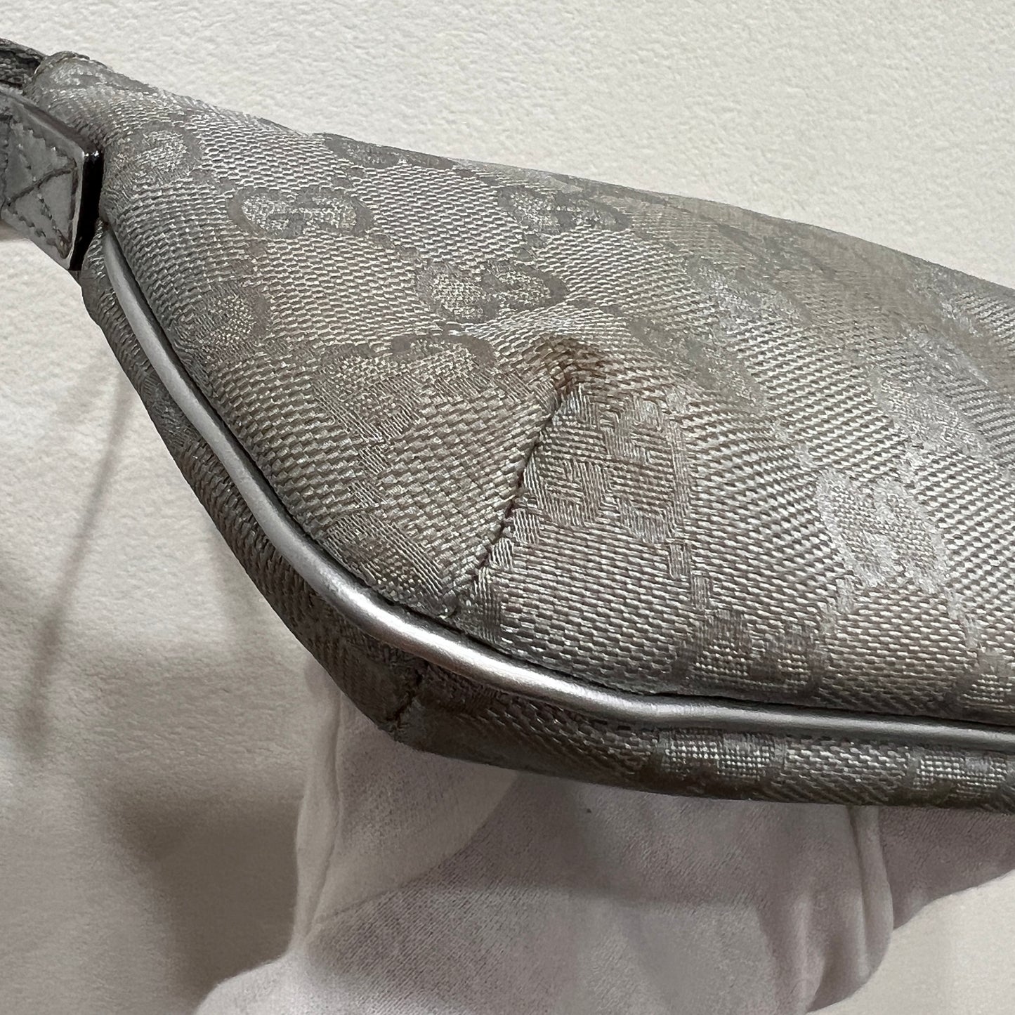 GUCCI Silver/Gray Shoulder Bag