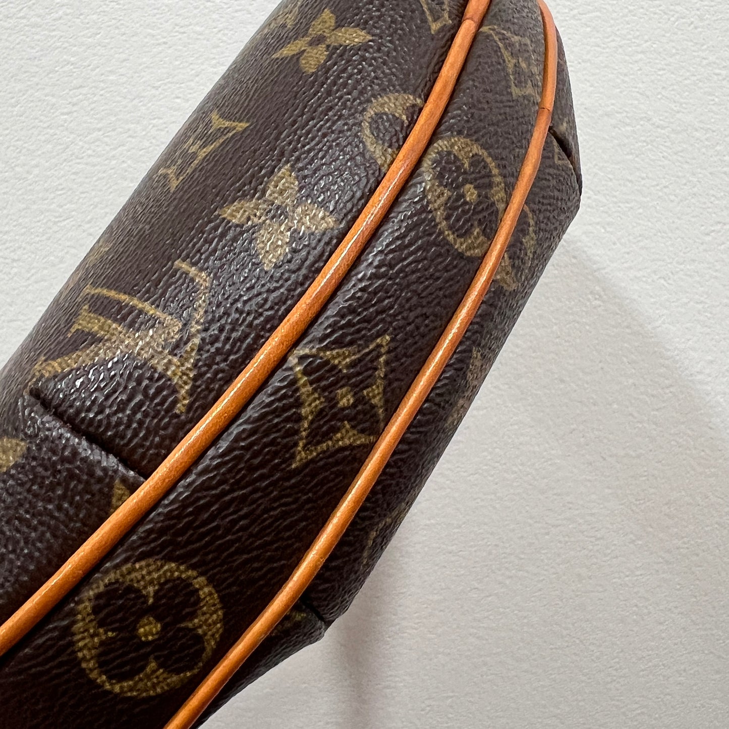 LOUIS VUITTON Croissant PM