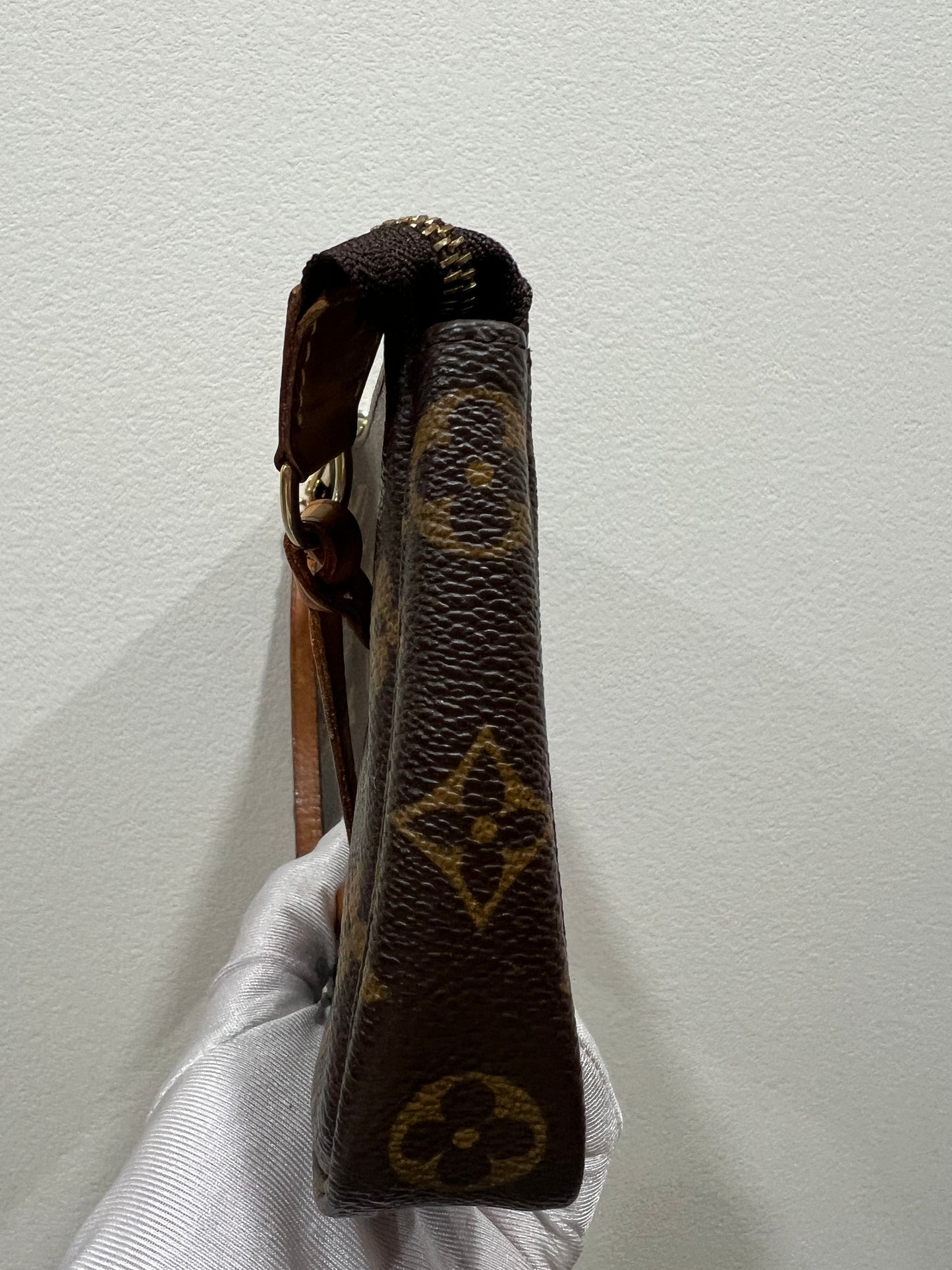 LOUIS VUITTON Pouchette