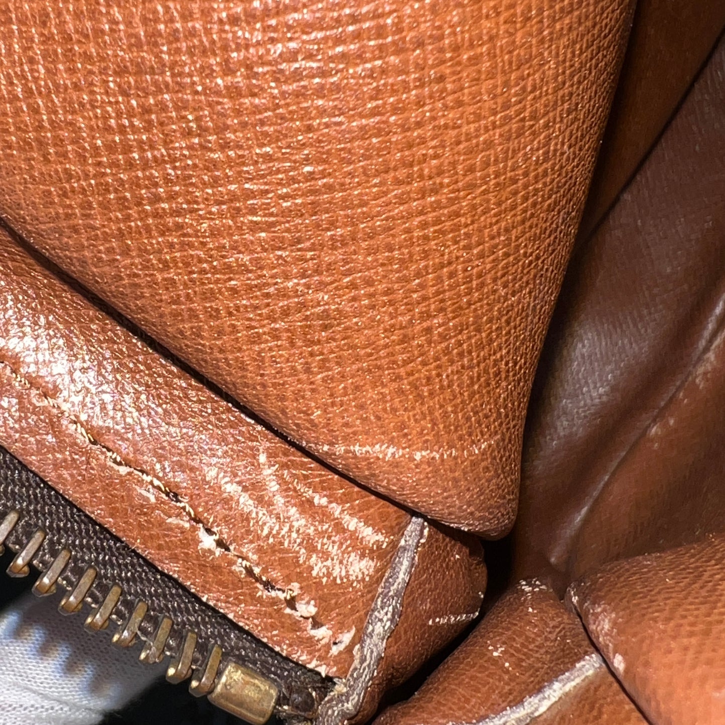 LOUIS VUITTON Crossbody