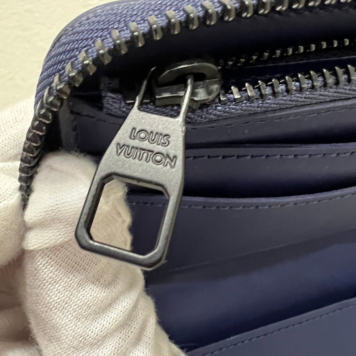 LOUIS VUITTON Zippy Wallet