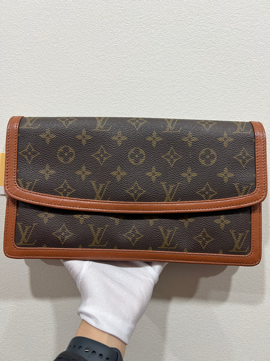 LOUIS VUITTON Clutch