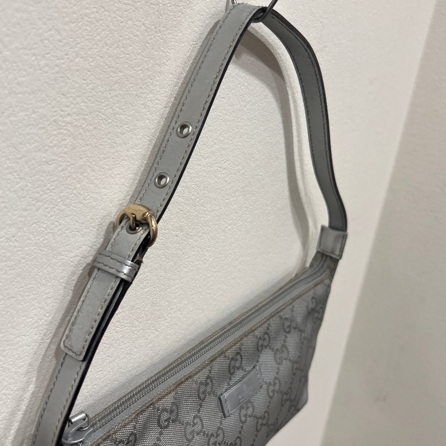 GUCCI Silver/Gray Shoulder Bag
