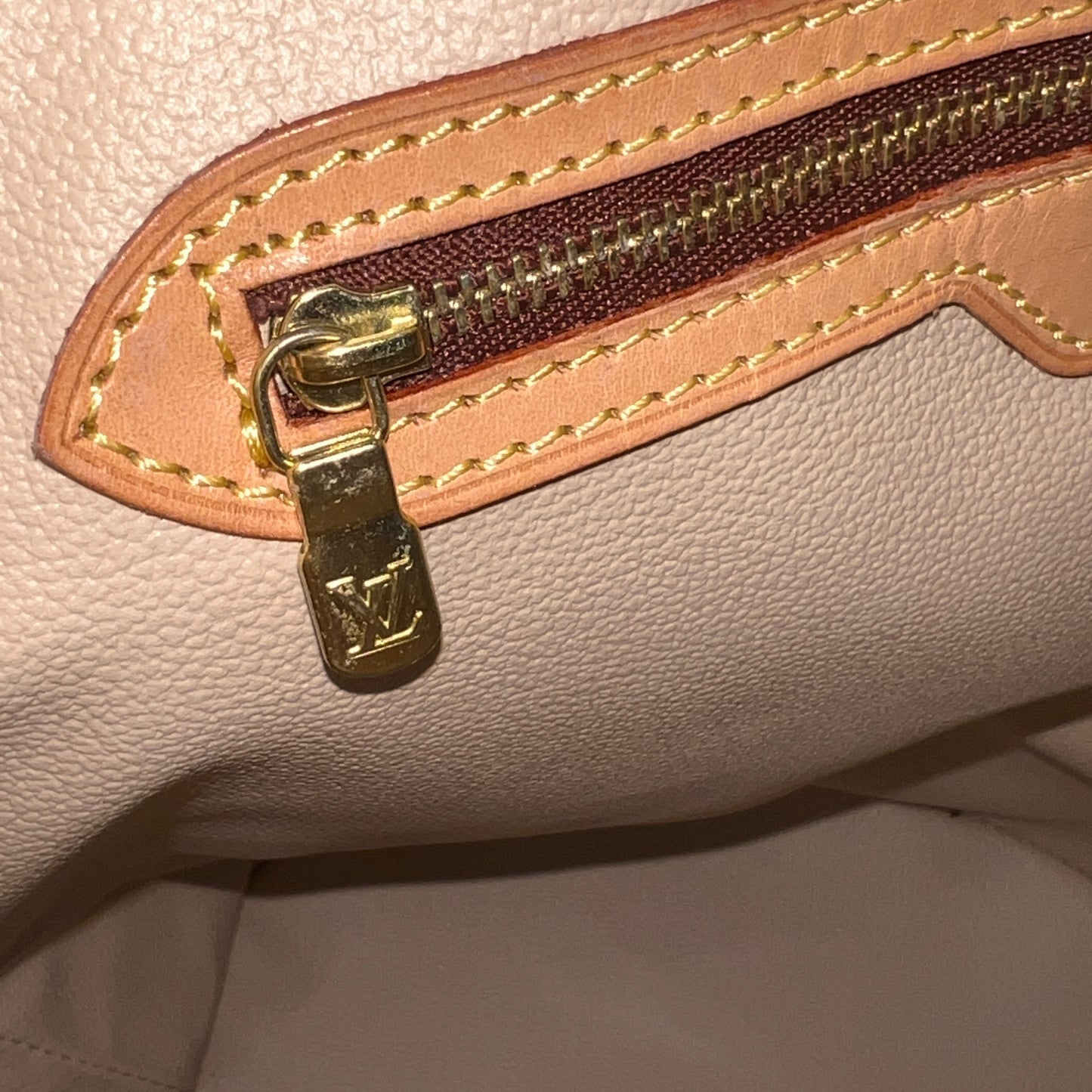 LOUIS VUITTON Bucket Bag GM