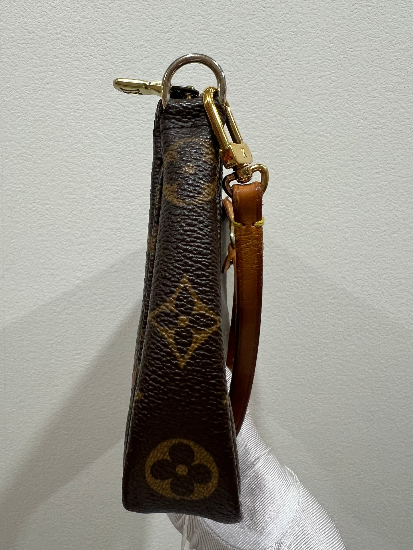 LOUIS VUITTON Pouchette