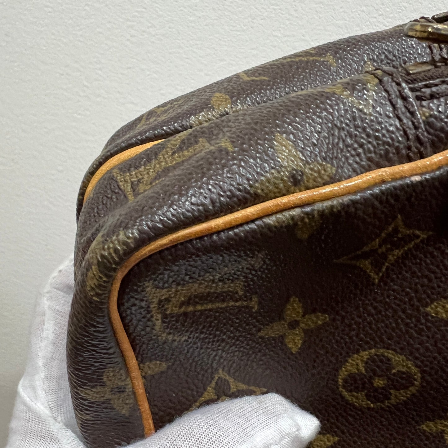 LOUIS VUITTON Crossbody