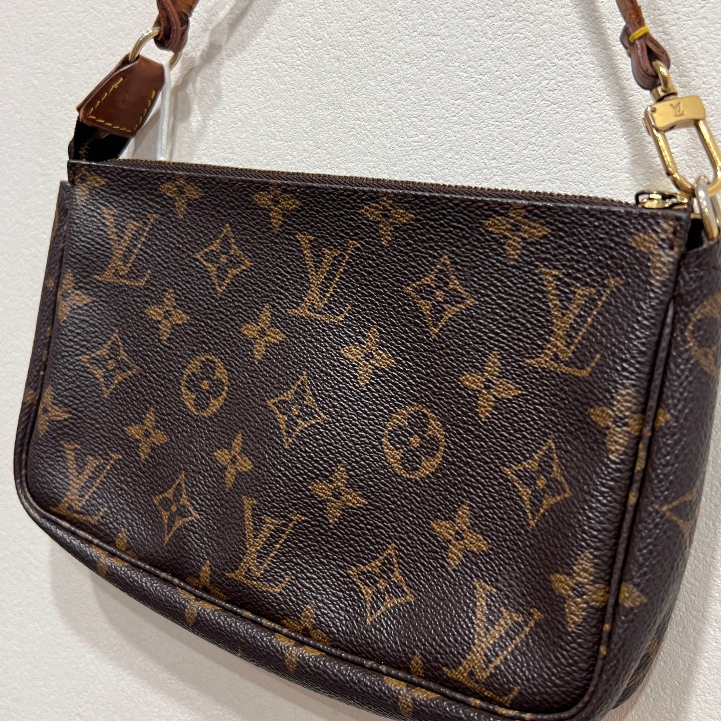 LOUIS VUITTON Accessory Pochette (28-5)