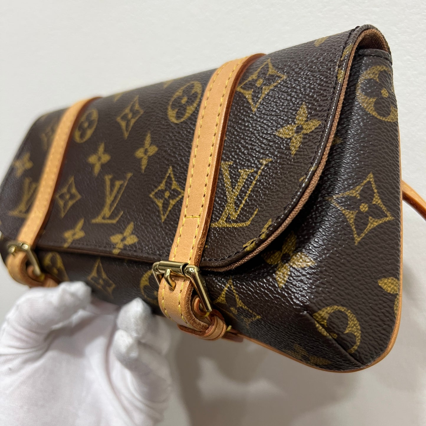 LOUIS VUITTO Belt Bag