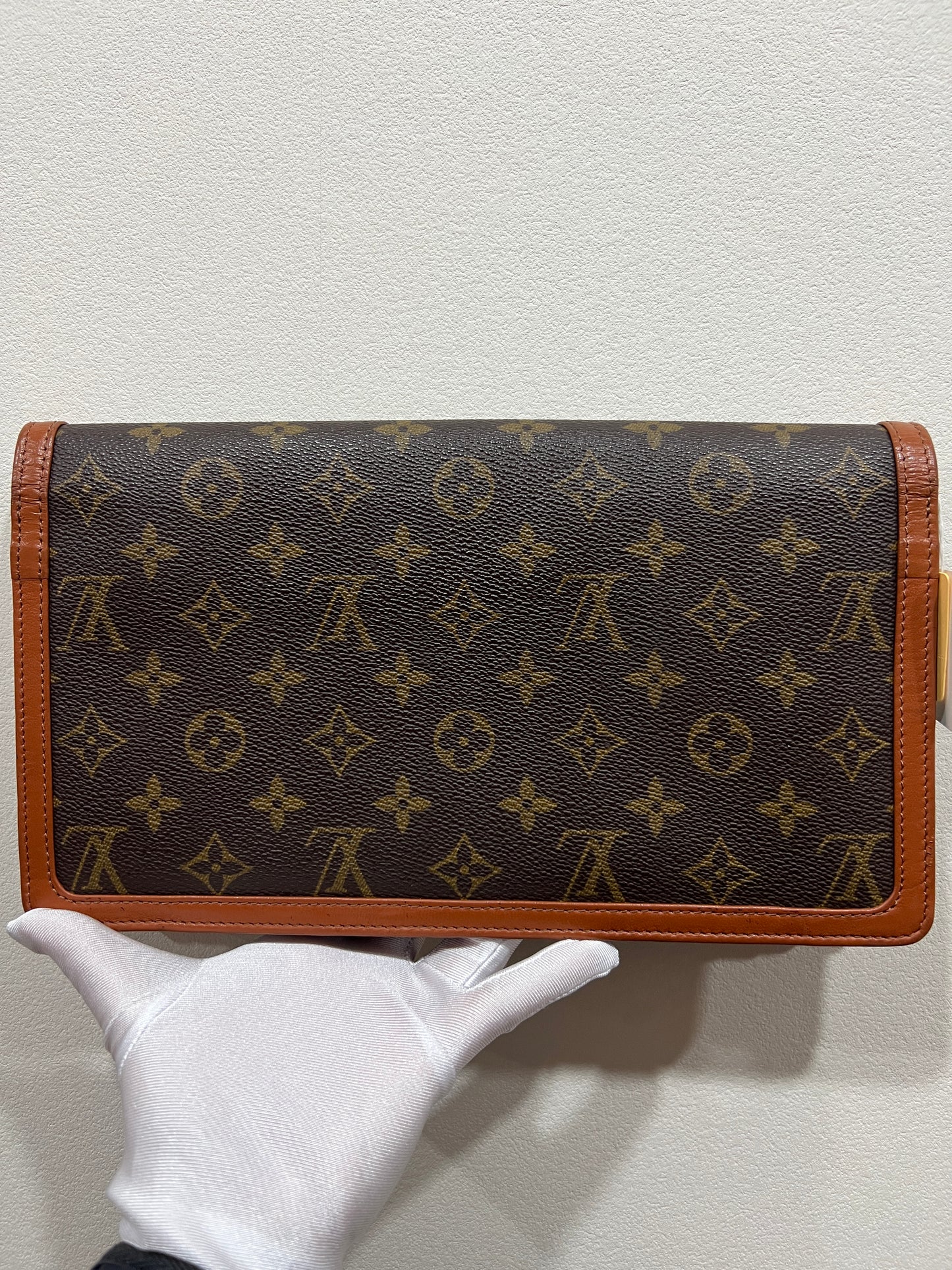 LOUIS VUITTON Clutch
