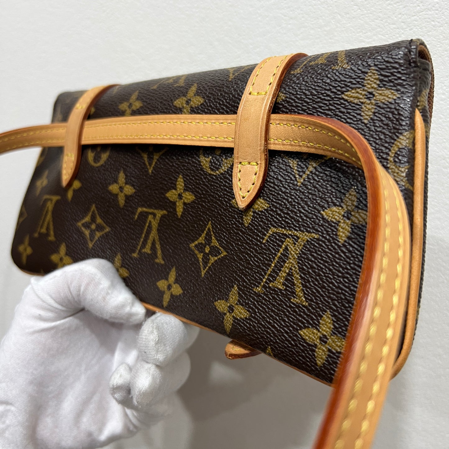 LOUIS VUITTO Belt Bag