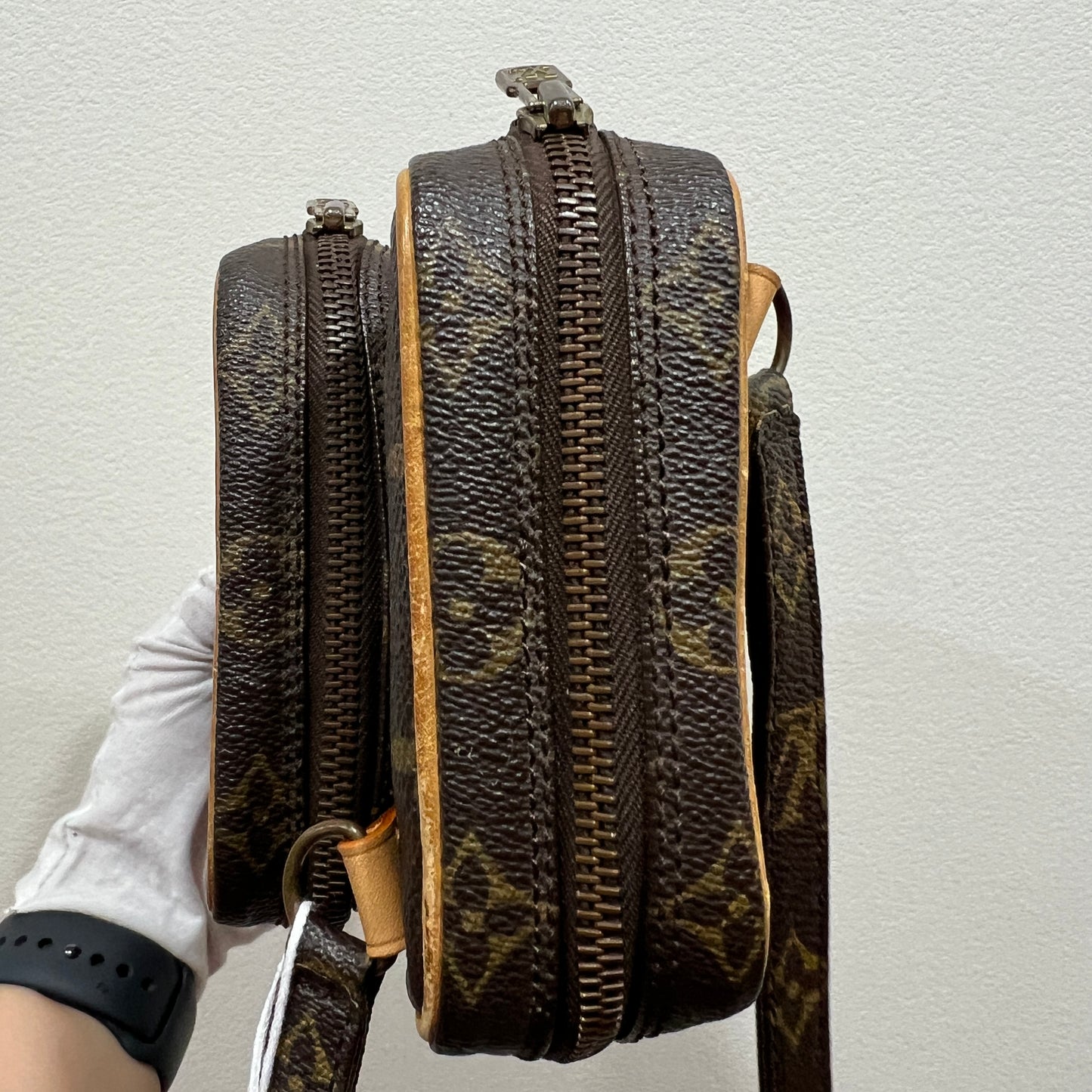 LOUIS VUITTON Crossbody