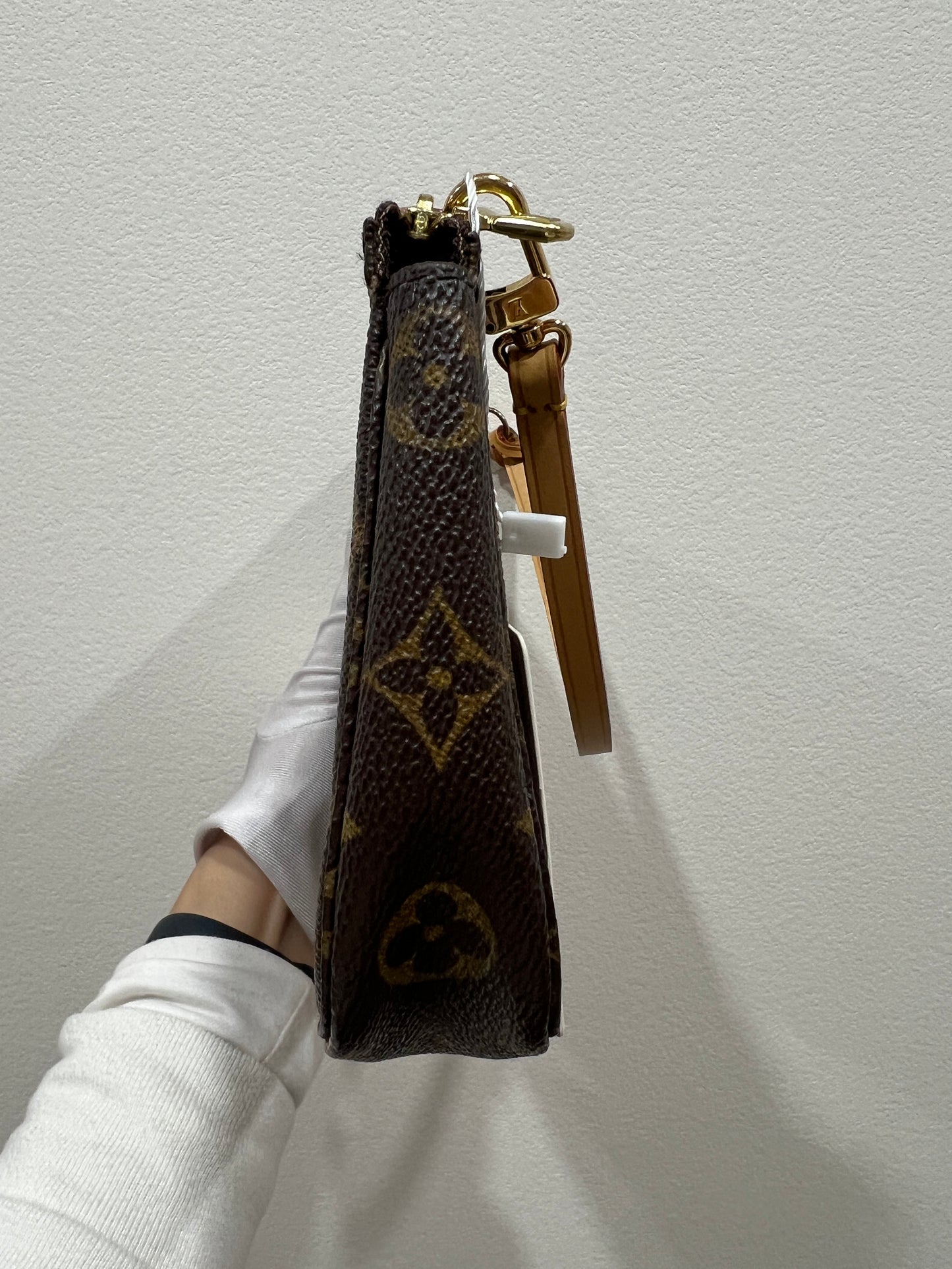 LOUIS VUITTON POUCHETTE