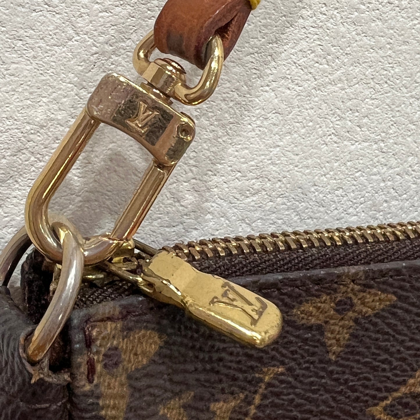 LOUIS VUITTON Accessory Pochette (28-5)