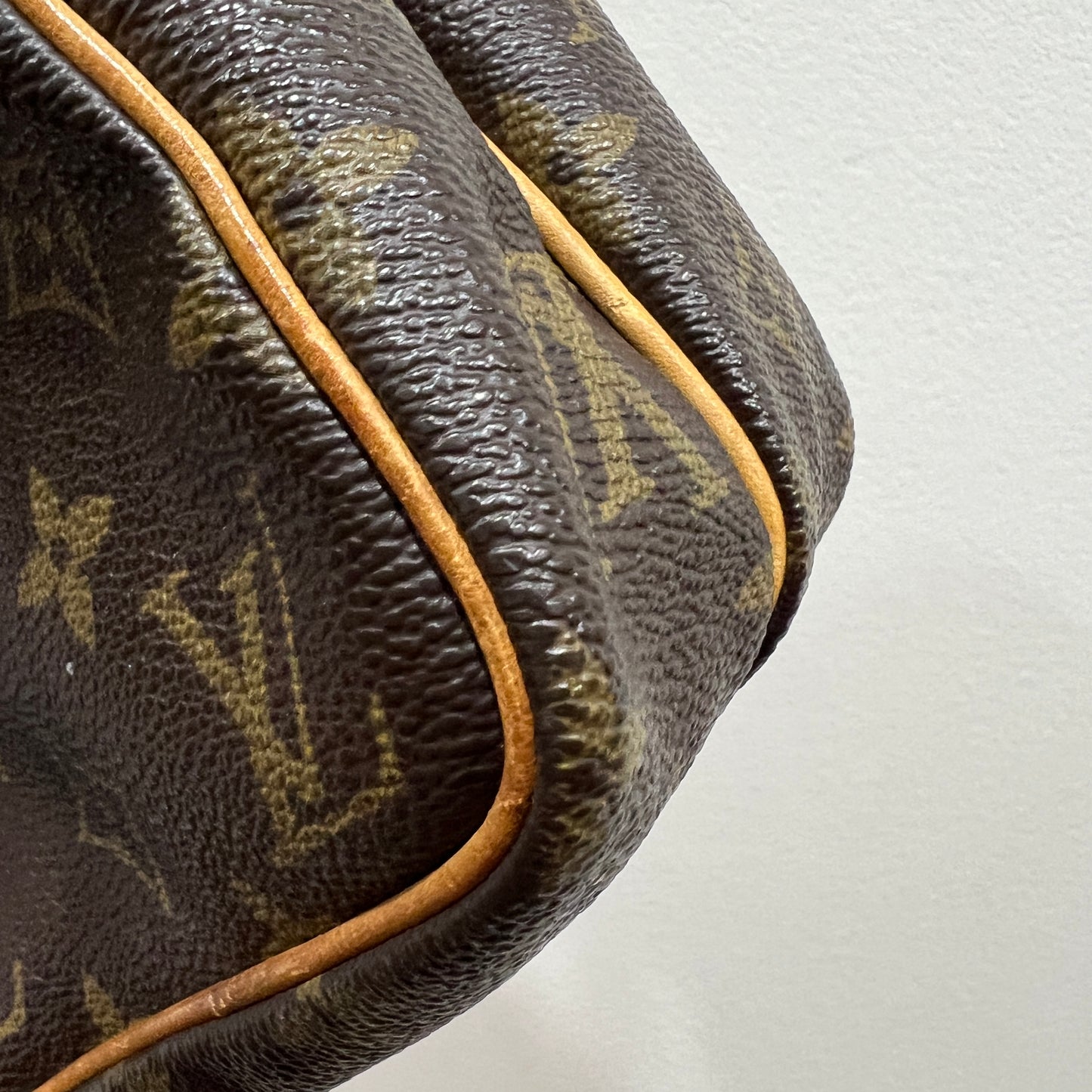 LOUIS VUITTON Crossbody