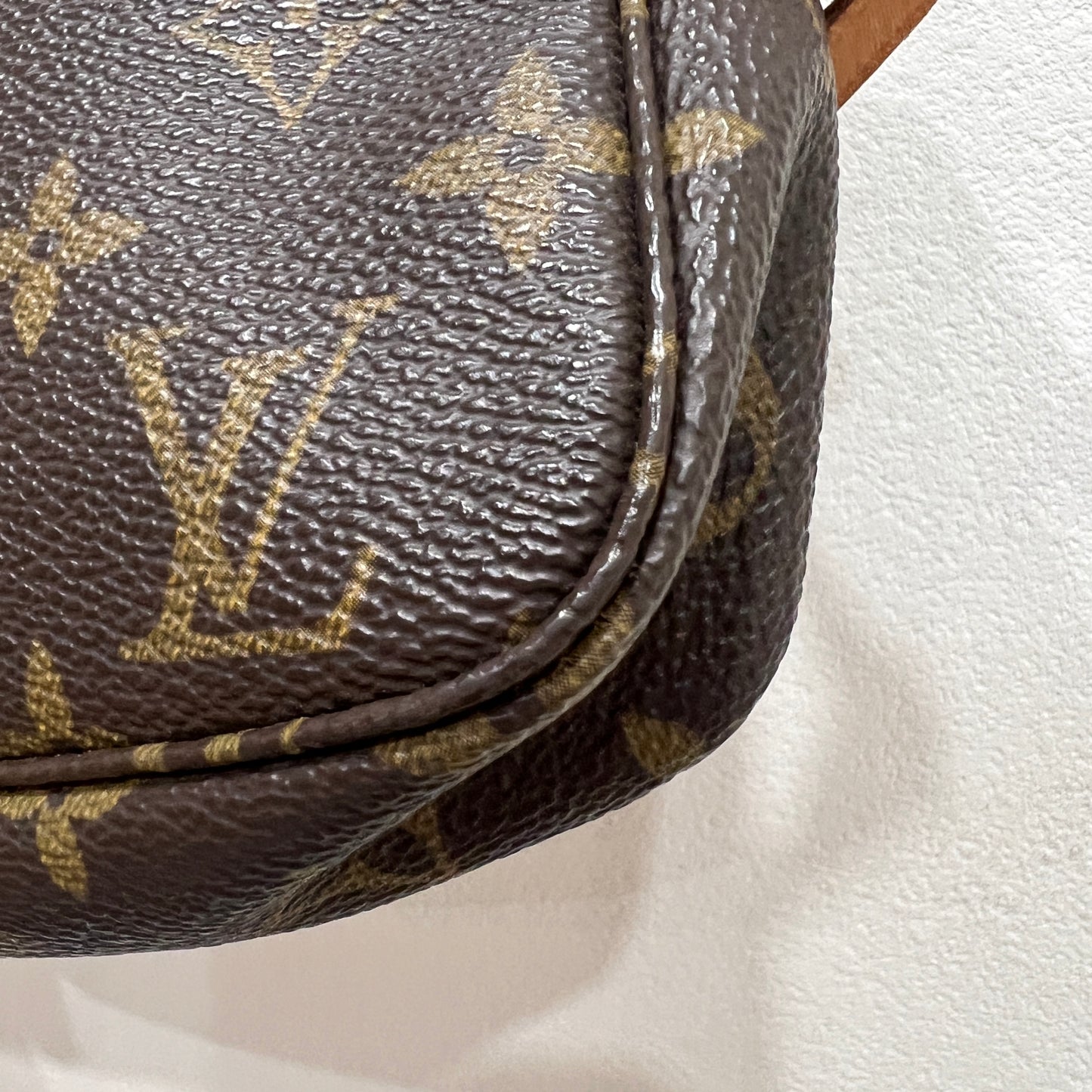 LOUIS VUITTON Accessory Pochette