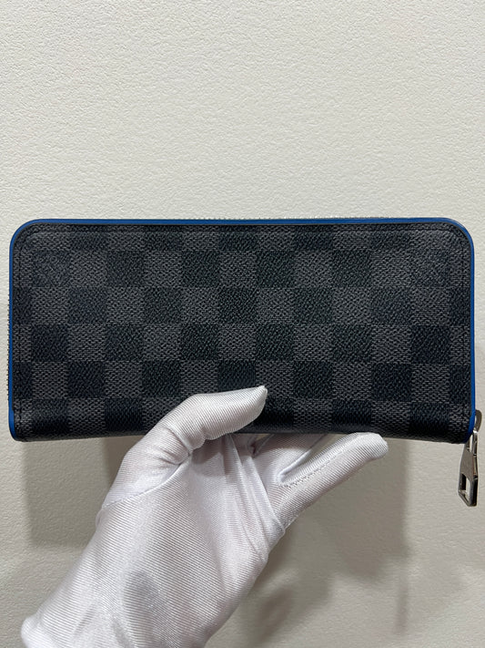 LOUIS VUITTON Damier Graphite Zippy Vertical