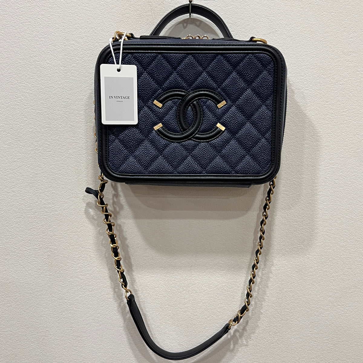 CHANEL CC Filigree Vanity Case Quilted Caviar Medium