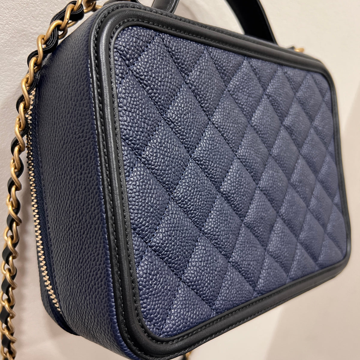 CHANEL CC Filigree Vanity Case Quilted Caviar Medium