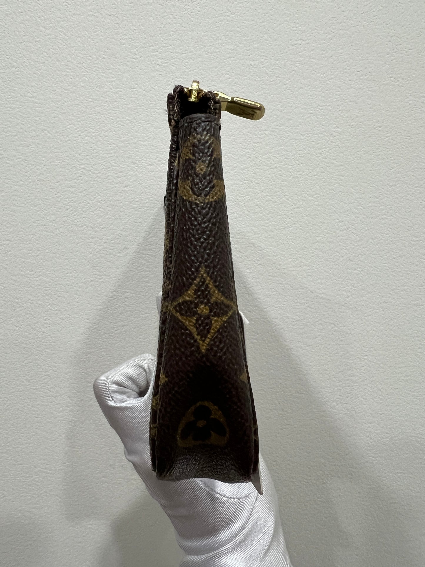 LOUIS VUITTON POUCHETTE