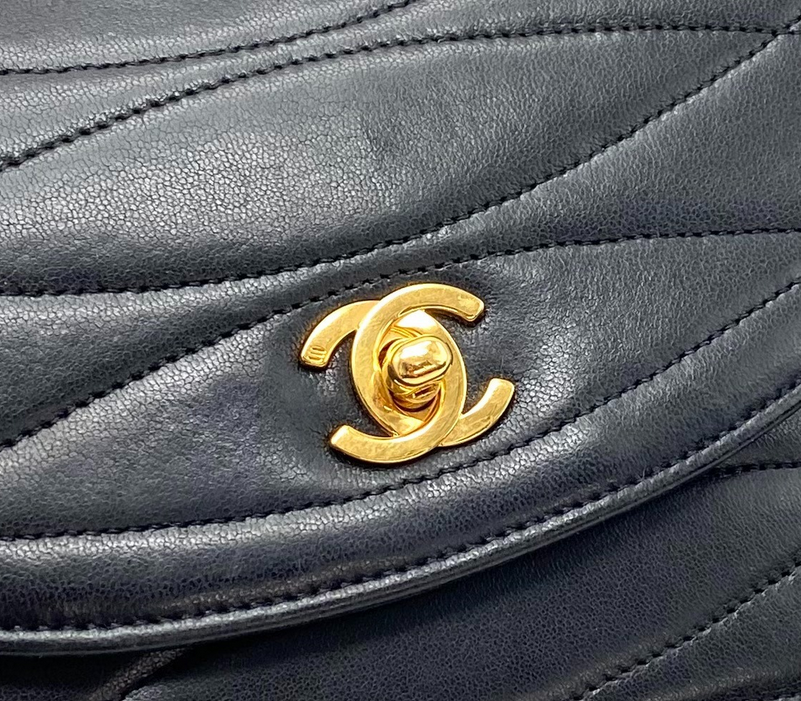 CHANEL Kelly Wave Chain Shoulder Bag 24K gold