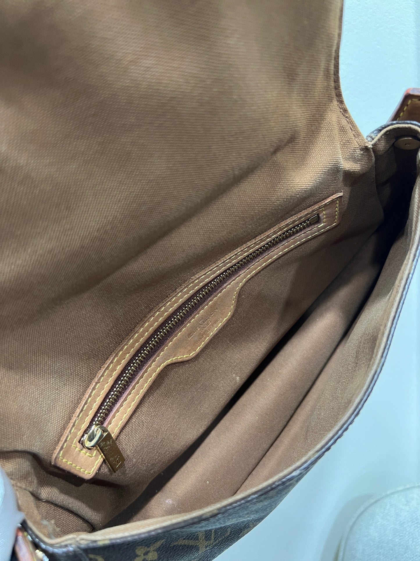 LOUIS VUITTON Shoulder bag