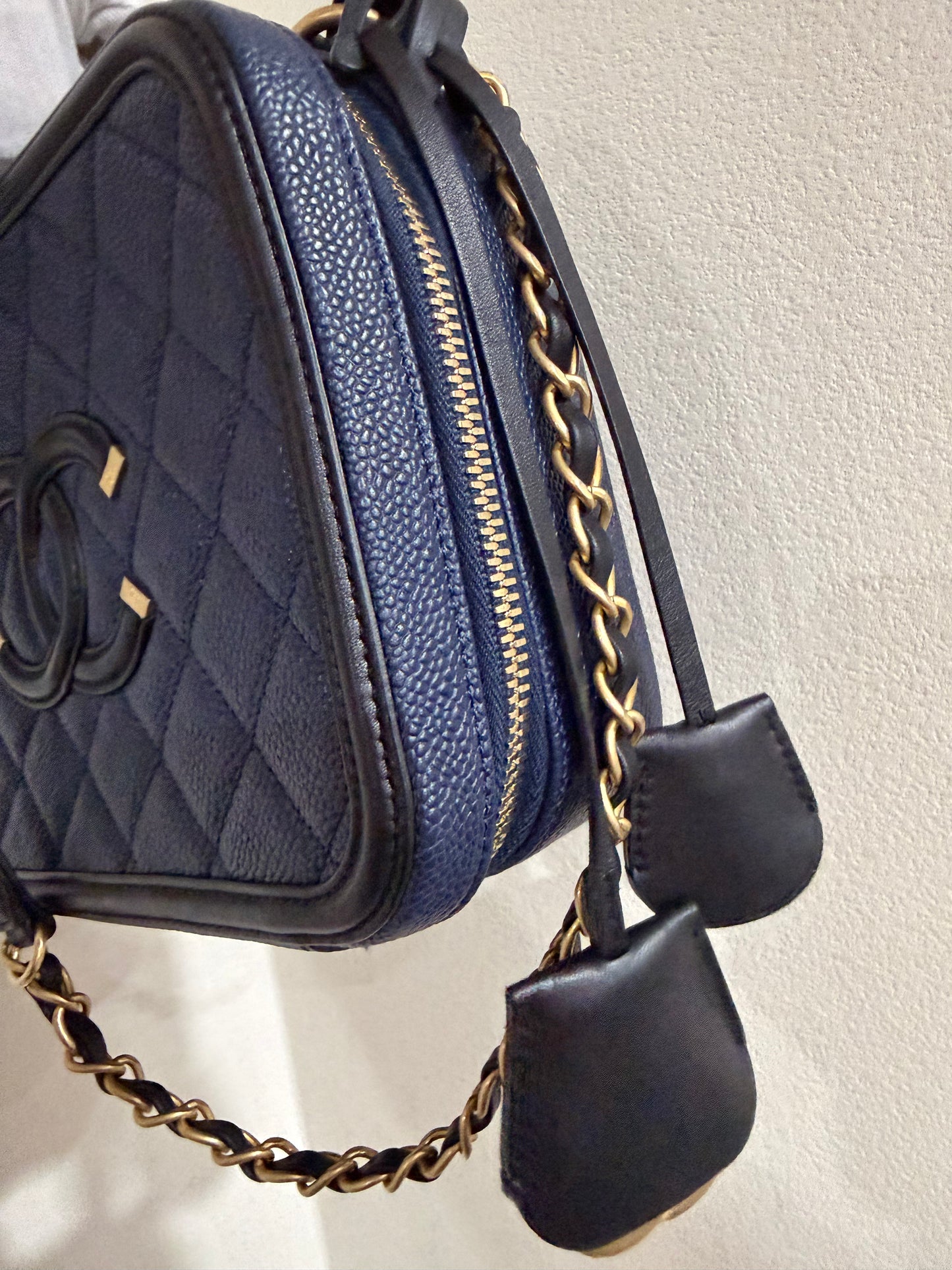CHANEL CC Filigree Vanity Case Quilted Caviar Medium