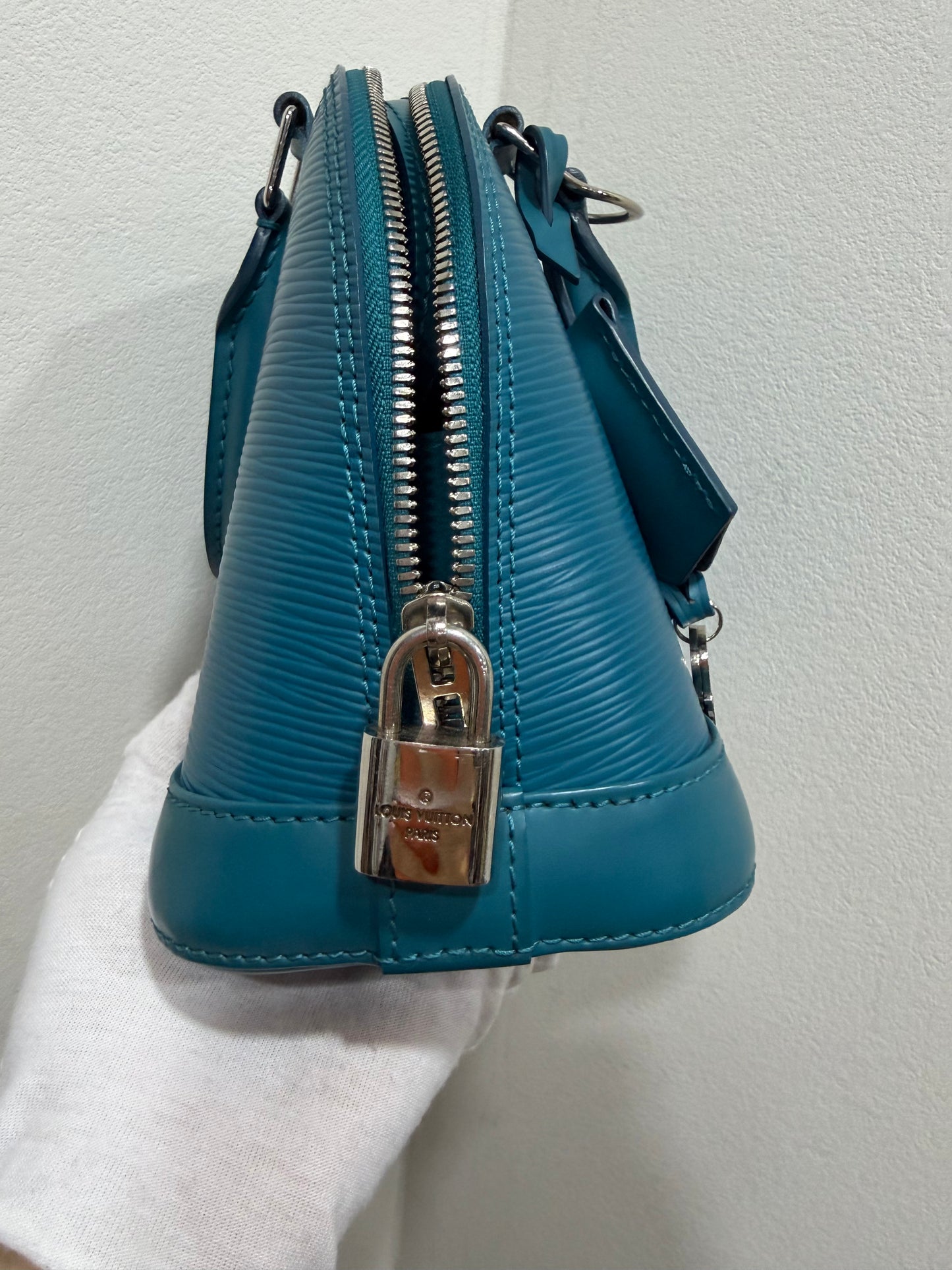 Louis Vuitton Alma bb epi