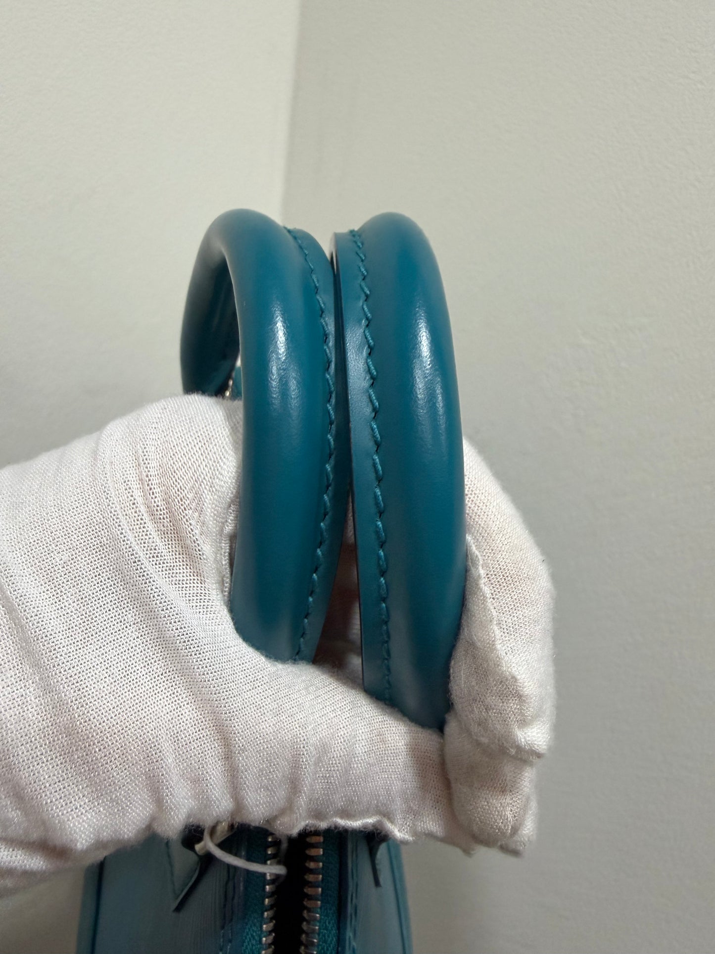 Louis Vuitton Alma bb epi